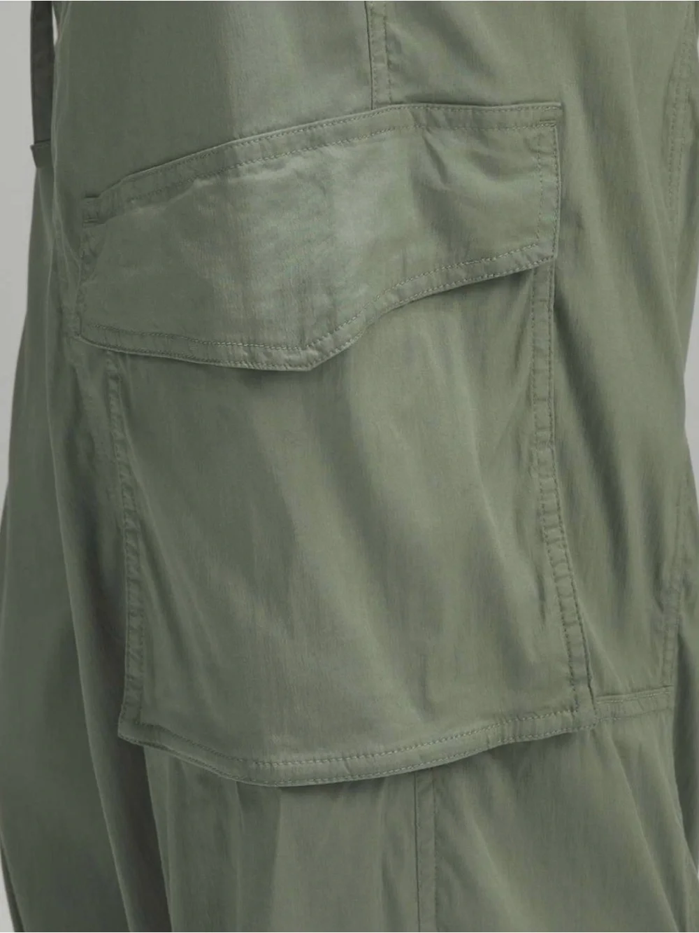 Like New - Lululemon Lightweight Adjustable Mid-Rise Cargo Pant (XL)